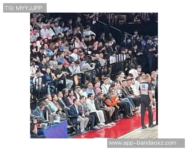 马云成龙贝克汉姆同框共赏NBA中国赛精彩瞬间